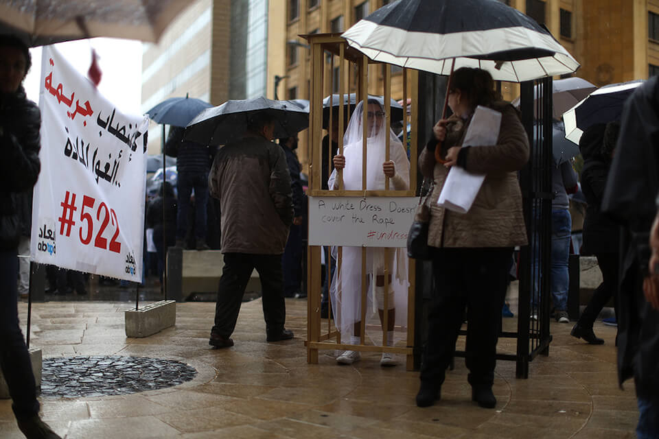 Au Liban, en 2017, une campagne réussie visant à abroger l’article 522 a utilisé des éléments visuels saisissants de femmes portant des bandages comme robes de mariée. L’article 522 accordait l’immunité aux violeurs qui épousaient leurs victimes. Photo reproduite avec l’aimable autorisation de ABAAD/Patrick Baz