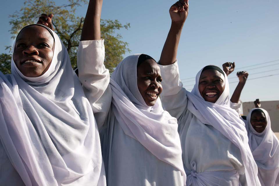 Des étudiantes de l’école de sages-femmes d’El Fasher, au Darfour-Nord, défilent pour commémorer les 16 jours d’activisme contre la violence basée sur le genre lors d’un événement visant à sensibiliser les communautés à la violence sexuelle et sexiste et à ses répercussions sur la vie et les moyens d’existence des femmes et des filles. Photo : UNAMID/Hamid Abdulsalam