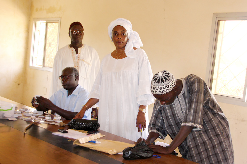 Coumba Diaw, qui a 48 ans, a surmonté de nombreux obstacles culturels pour participer à la vie politique. Elle est devenue la seule femme maire de la commune de Sagatta Djoloff dans la région de Louga, au Sénégal, qui comprend 54 autres municipalités, toutes dirigées par des hommes. Photo : ONU Femmes/Assane Gueye