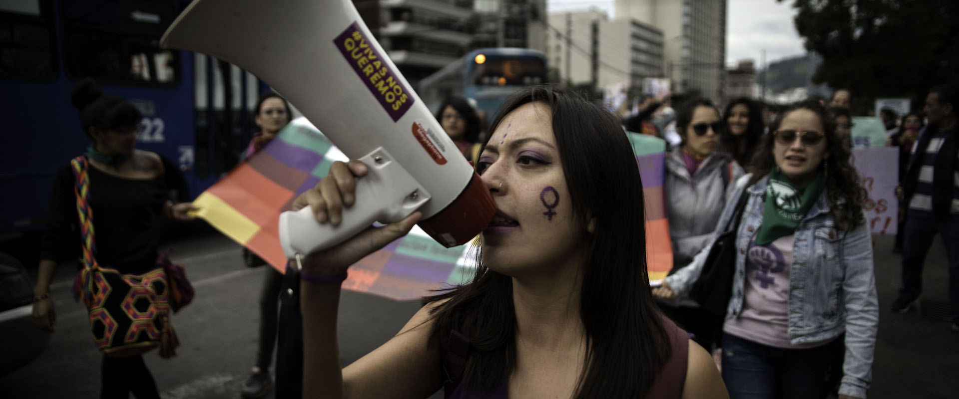 Activistas, líderes sociales, organizaciones, mujeres y hombres vocean consignas contra la violencia de género durante la protesta “Vivas nos queremos” en Quito (Ecuador). Fotografía: ONU Mujeres/Johis Alarcóna