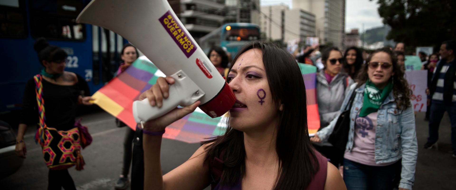 Des activistes, des dirigeantes de mouvements sociaux, des organisations, des femmes et des hommes scandent des slogans contre la violence basée sur le genre lors de la manifestation « Vivas nos Queremos » (Nous nous aimons vivantes) à Quito, en Équateur. Photo ONU Femmes/Johis Alarcon