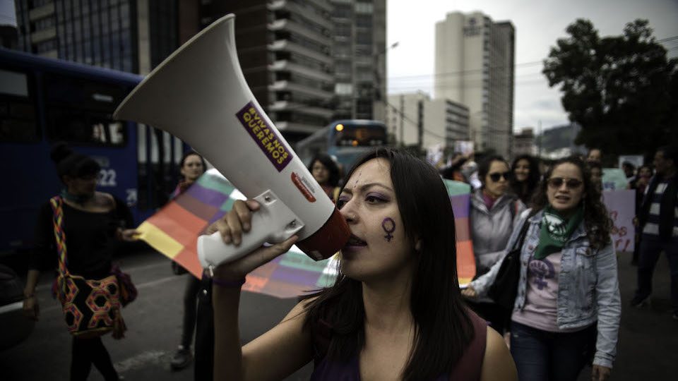 Activists, social leaders, organizations, women and men shout slogans against gender-based violence during the "Vivas nos Queremos" protest in Quito, Ecuador. Photo: UN Women/Johis Alarcon