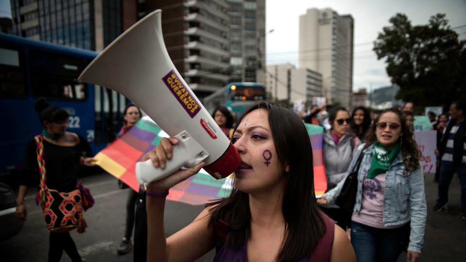 Activists, social leaders, organizations, women and men shout slogans against gender-based violence during the "Vivas nos Queremos" protest in Quito, Ecuador. Photo: UN Women/Johis Alarcon