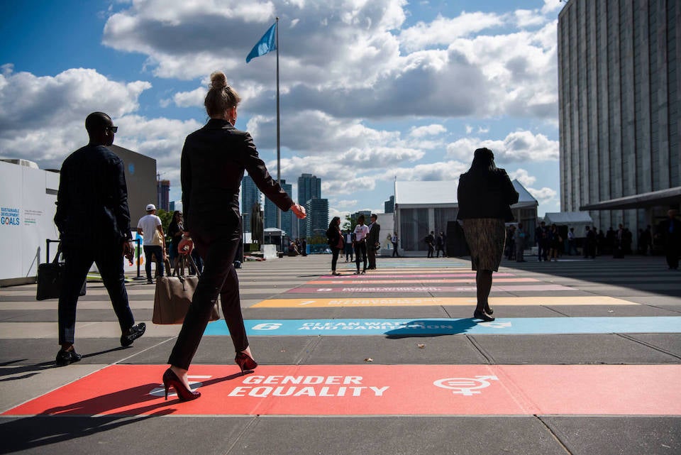 En las afueras de la Sede de las Naciones Unidas en Nueva York, se destaca el logo del ODS 5, Igualdad de género, durante la apertura del Debate general del 74.o período de sesiones. Fotografía: ONU Mujeres/Amanda Voisard