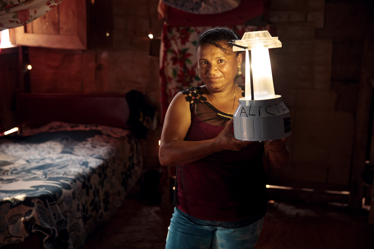Martha Alicia Benavente, qui vit dans une petite municipalité du Guatemala, a suivi une formation dans le cadre d’un programme conjoint des Nations Unies pour devenir ingénieure en énergie solaire. Elle envisage d’utiliser sa formation pour améliorer l’accès à l’énergie de sa communauté. Photo : ONU Femmes/Ryan Brown