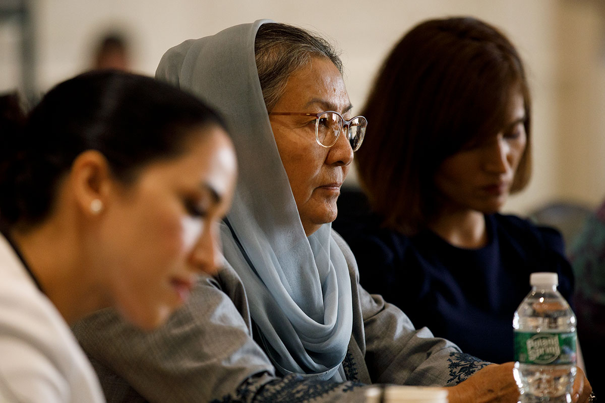 Habiba Sarabi y otras líderes afganas en la Convocatoria Mundial por el Liderazgo de las Mujeres por la Paz en Glen Cove, Nueva York, en septiembre de 2022. Fotografía: ONU Mujeres/Ryan Brown