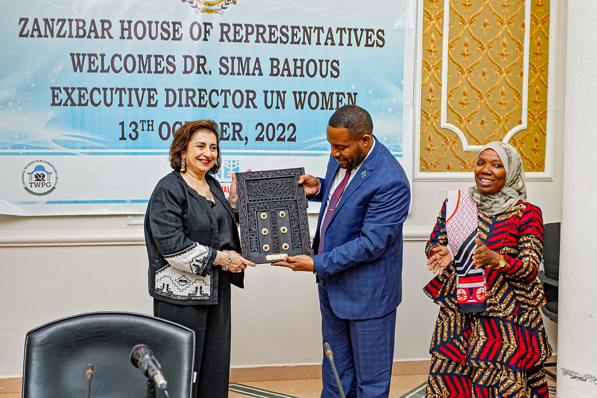 Sima Bahous, UN Women Executive Director, receiving an appreciation gift from the Zanzibar House of Representatives Speaker, Hon. Zubeir Ali Maulid. Photo: UN Women/Rashid Hamis Kindamba 