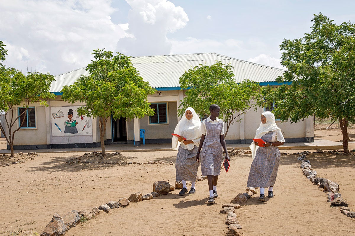 Estudiantes en el patio de la Escuela Primaria Angelina Jolie, en el campo de personas refugiadas de Kakuma (Kenya). Fotografía: ONU Mujeres/Ryan Brown