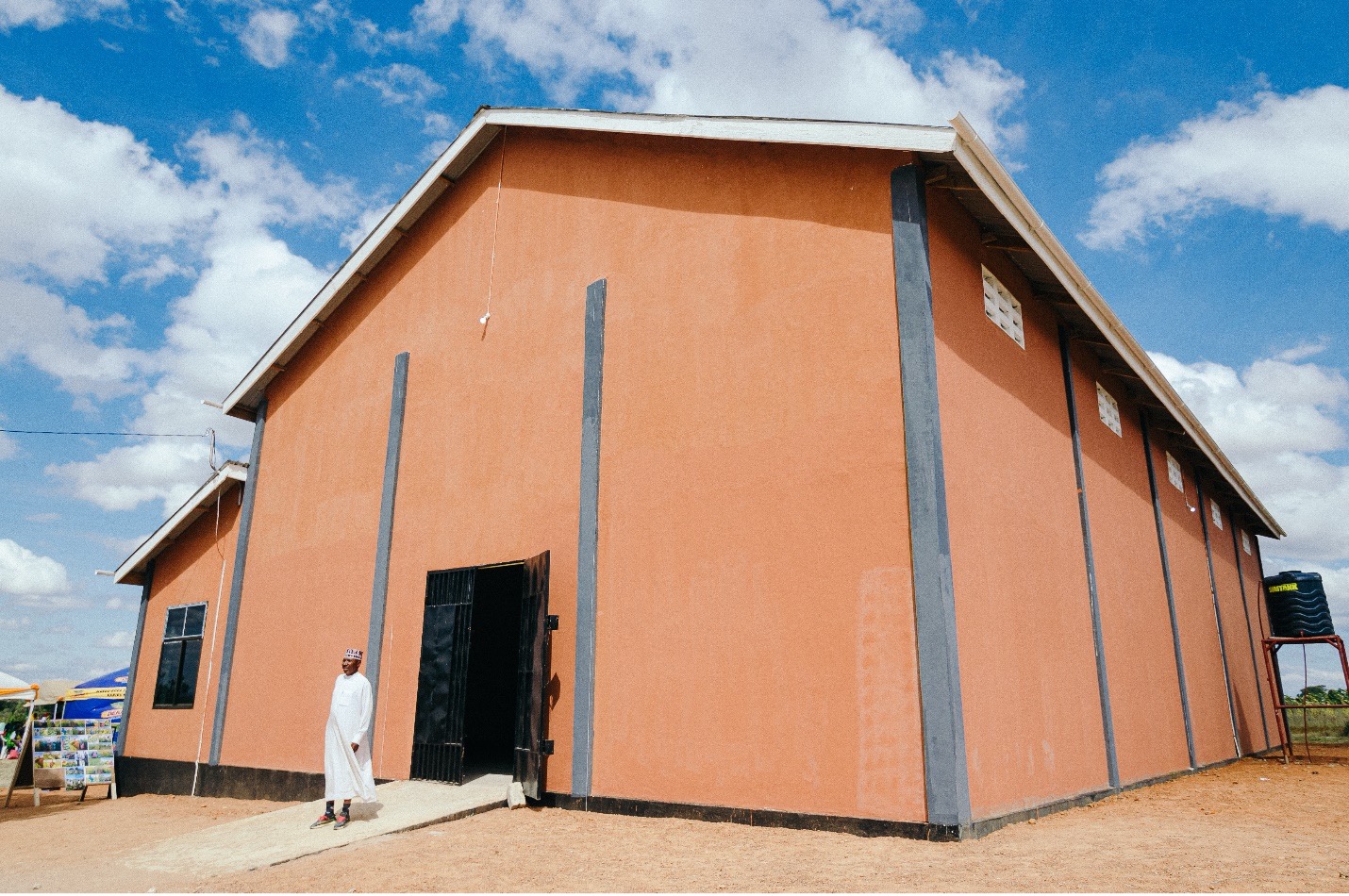 El almacén construido en Ikungi, Singida, gracias al apoyo del programa conjunto de ONU Mujeres y el UNFPA para mejorar el sistema de almacenamiento y la capacidad de venta tras la cosecha. Fotografía: ONU Mujeres