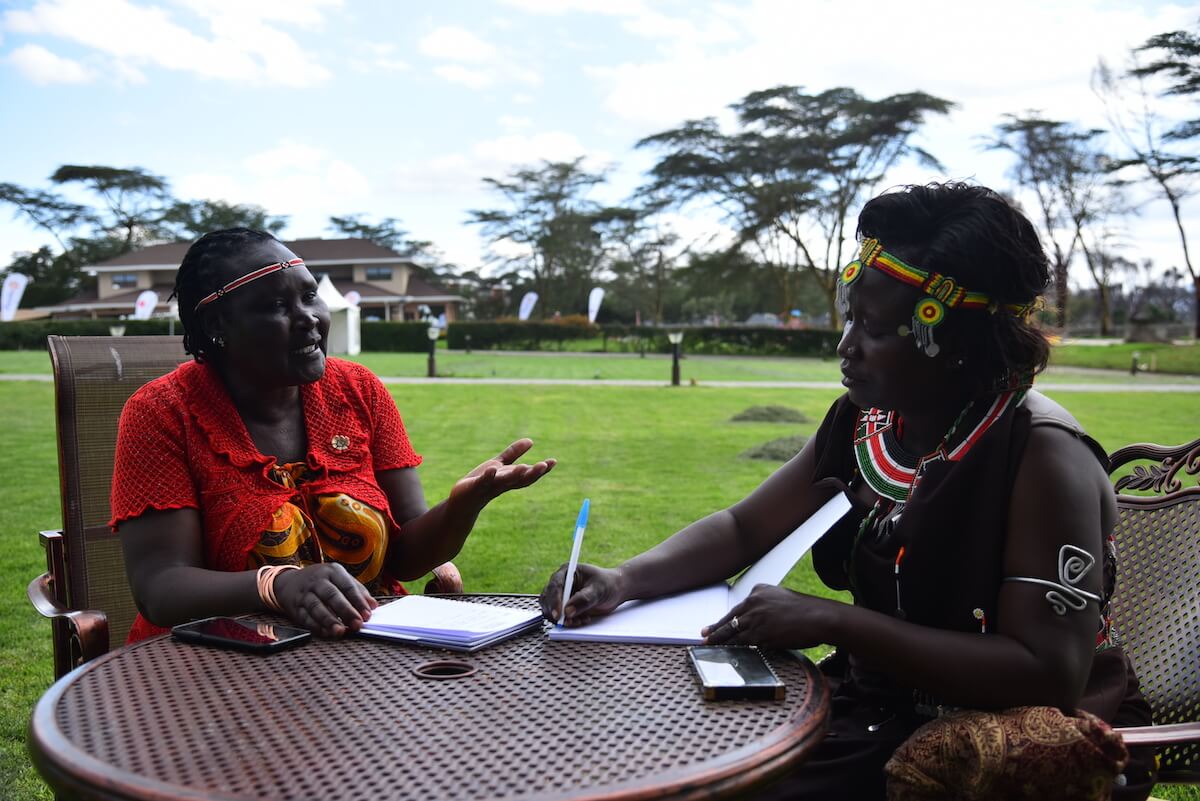 Mary Mariach et Christine Lemuya lors de la réunion du réseau du Comité national des femmes pour la paix à Naivasha, au Kenya. Photo : ONU Femmes/Luke Horswell