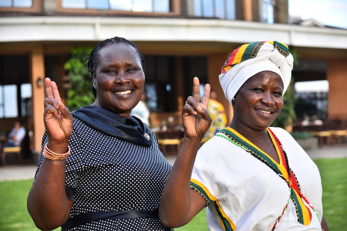 Mary Mariach y Christine Lemuya provienen de dos tribus involucradas en conflictos permanentes en regiones áridas y semiáridas de Kenya, donde hay escasez de recursos. Fotografía: ONU Mujeres/Luke Horswell