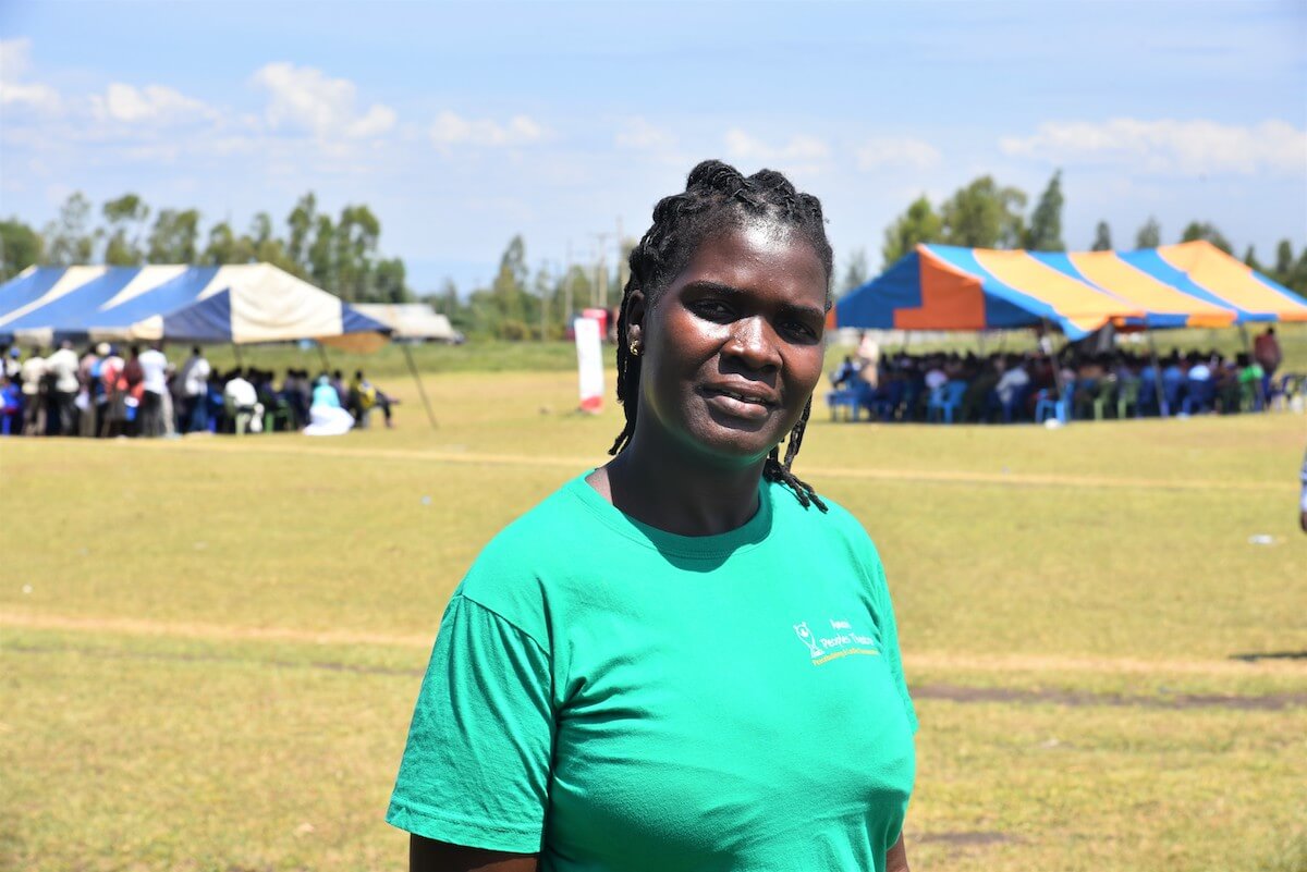 Maureen Omwiti en un espacio comunitario de diálogo por la paz, en el condado de Kisumu. Maureen es miembro de un grupo artístico voluntario que usa el teatro para abordar cuestiones sensibles y promover la paz. Fotografía: ONU Mujeres/Luke Horswell