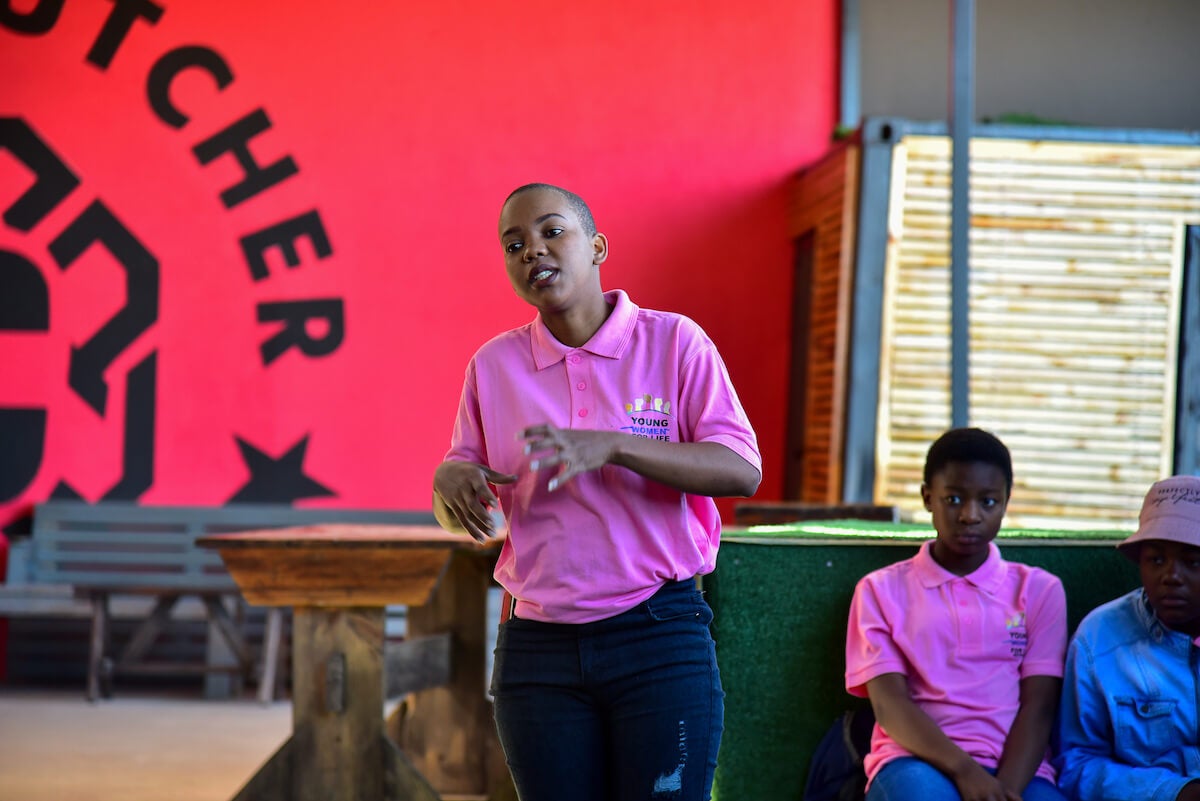 A Young Women for Life member speaking at the group dialogue session. Photo: UN Women/James Ochweri