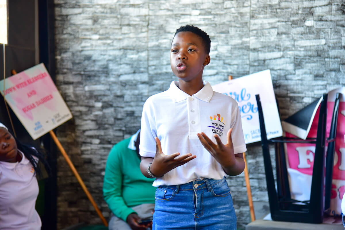 Un membre du Young Women for Life fait rapport sur ce dont son groupe a discuté. Photo : ONU Femmes/James Ochweri