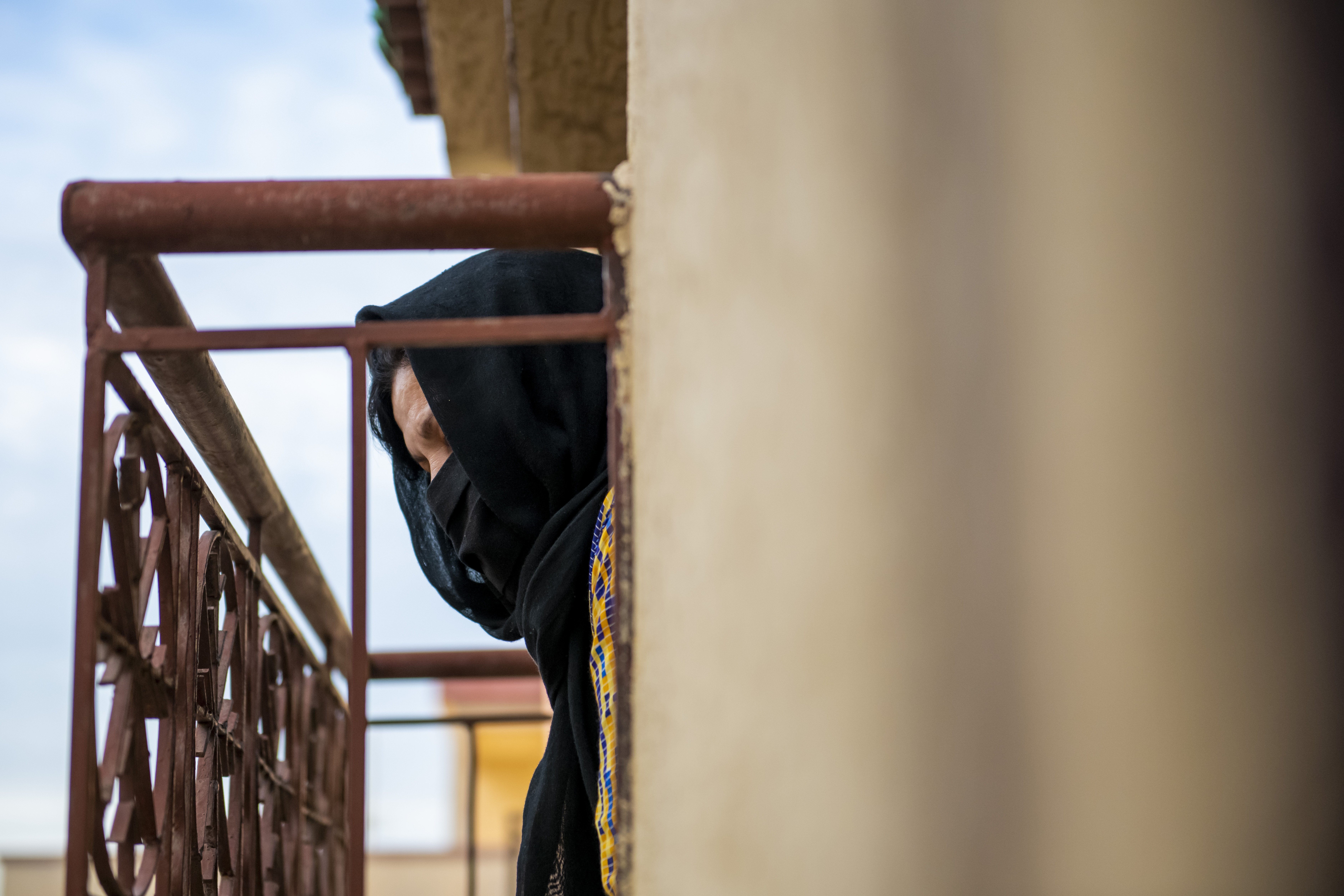 Au Maroc, de nombreuses survivantes ne signalent pas les violences subies, par peur et méfiance à l’égard de la police. Photo : ONU Femmes/Mohammed Bakir