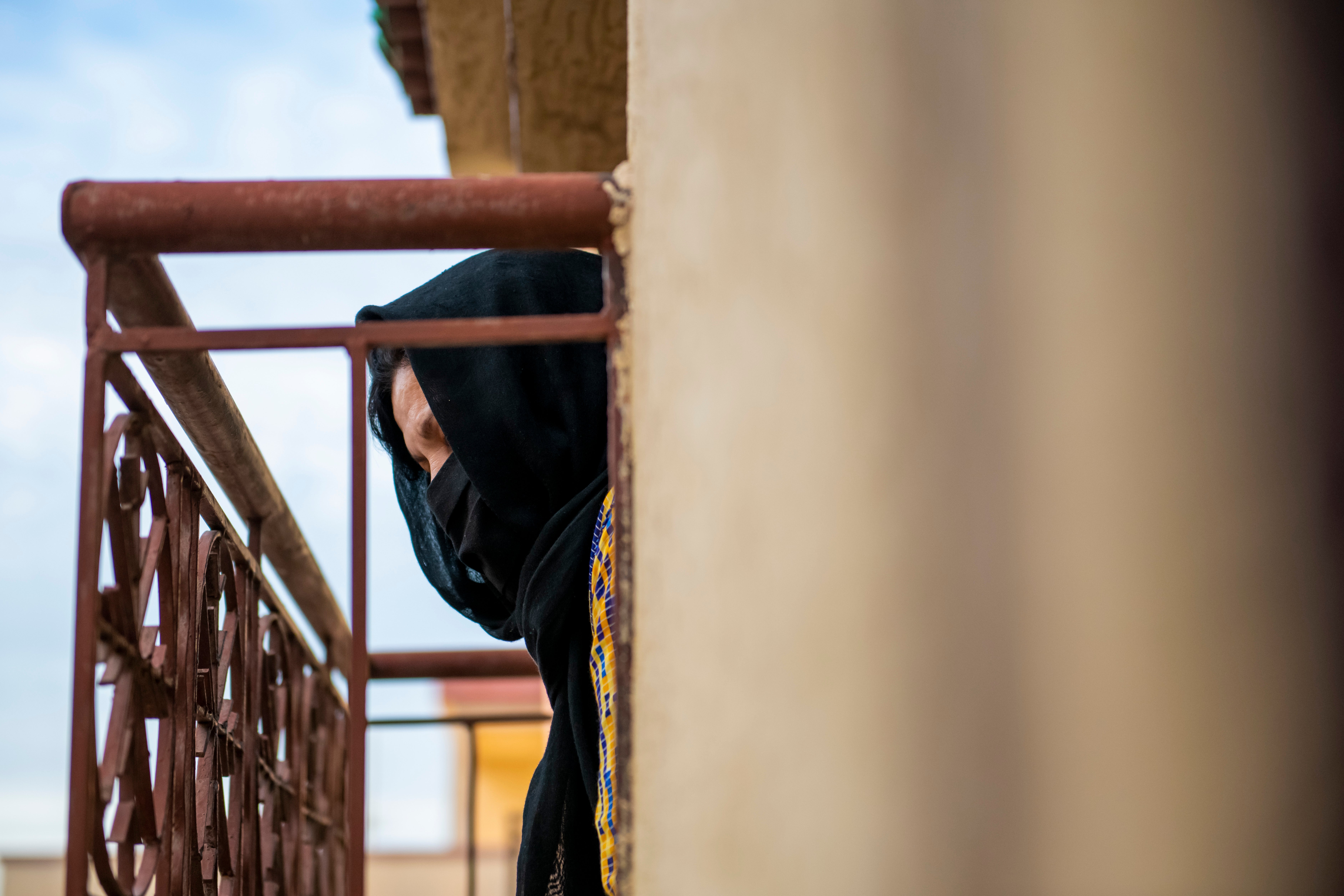 Au Maroc, de nombreuses survivantes ne signalent pas les violences subies, par peur et méfiance à l’égard de la police. Photo : ONU Femmes/Mohammed Bakir