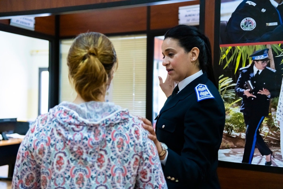 Les unités marocaines de prise en charge des femmes ayant subi des violences permettent aux survivantes d’accéder confortablement et en toute sécurité aux services de police. Photo : ONU Femmes/Mohammed Bakir 