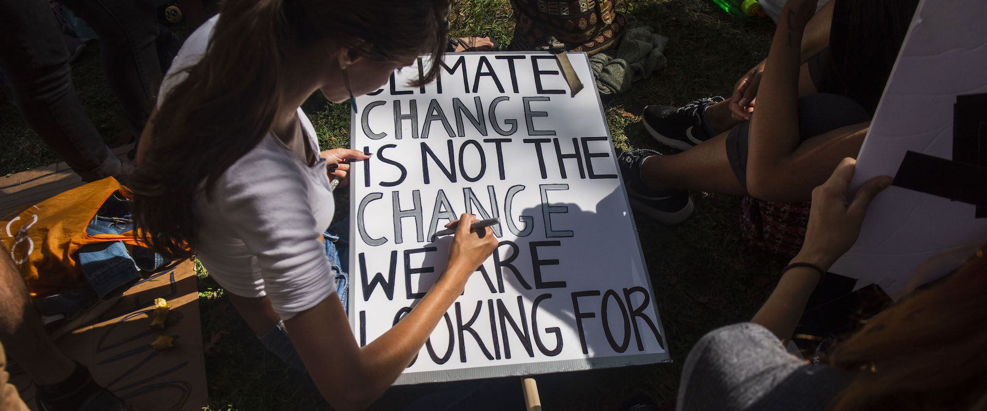Une séquence de la manifestation du 20 septembre 2019 organisée dans le centre de New York dans le cadre de l’action mondiale #manifpourleclimat (ou #ClimateStrike) menée par les jeunes. Photo : ONU Femmes / Amanda Voisard.