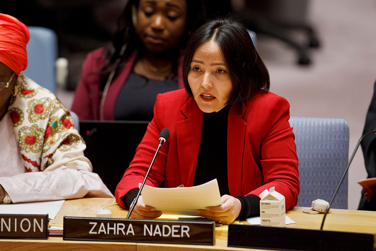 Zahra Nader se dirige al Consejo de Seguridad en la sede de la ONU en Nueva York, 20 de octubre de 2022. Foto: ONU Mujeres/Ryan Brown.