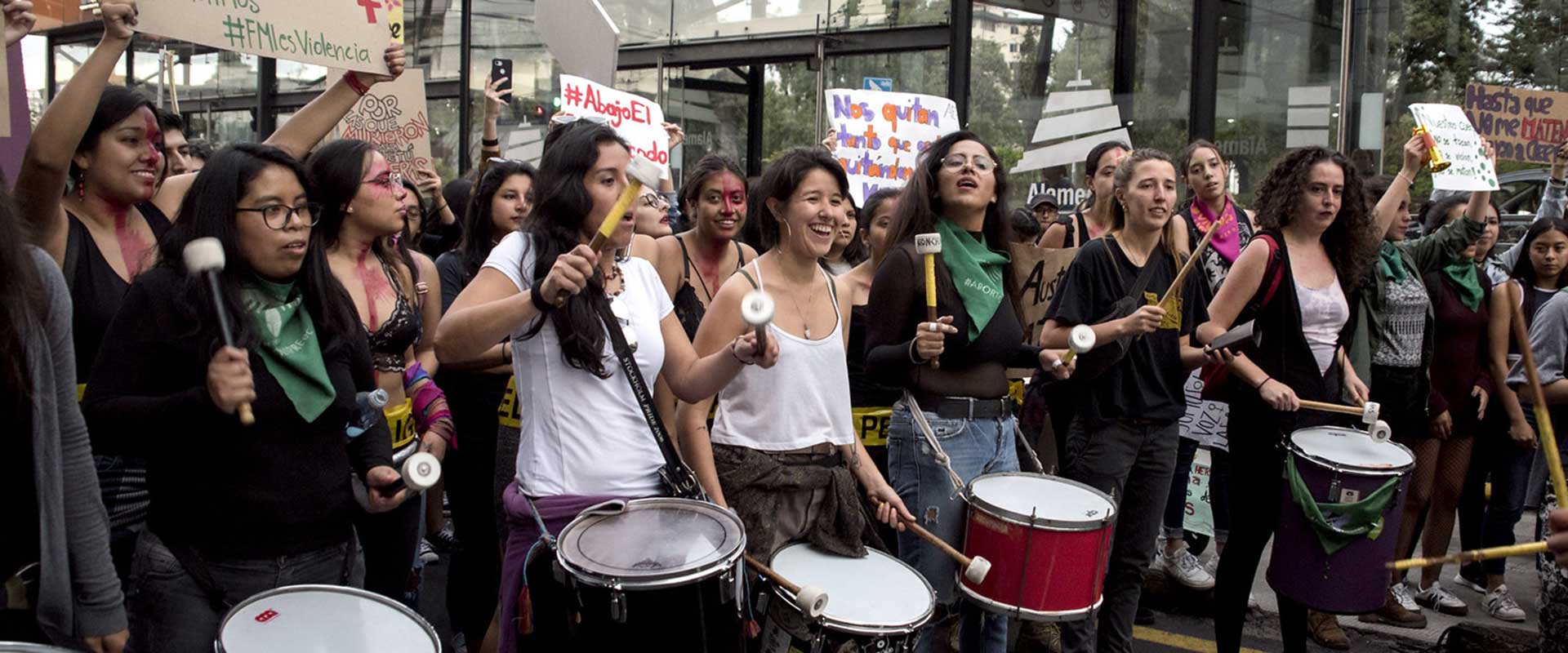 Activistas, líderes sociales, organizaciones, mujeres y hombres se manifiestan contra la violencia de género durante la Marcha "Vivas nos Queremos". Foto: ONU Mujeres/Johis Alarcón