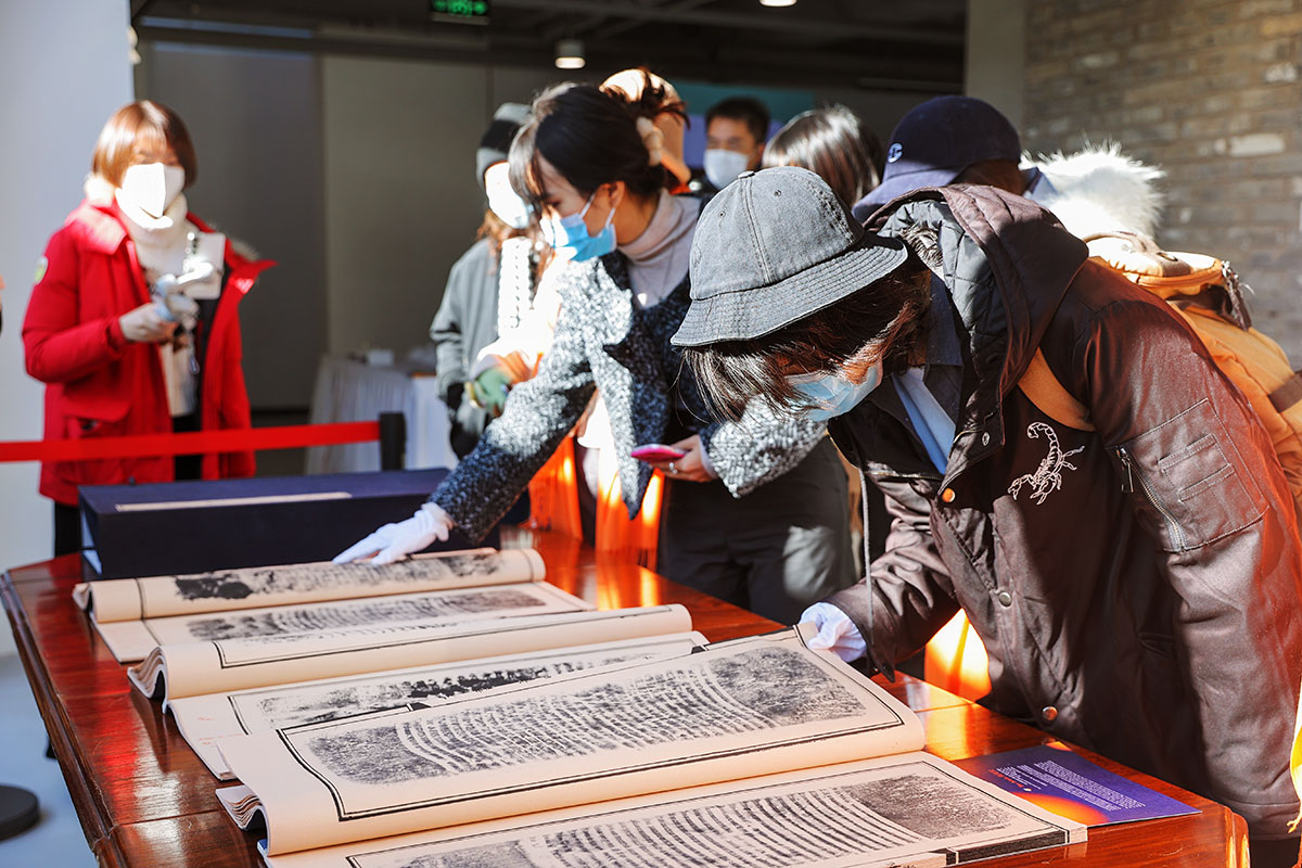 A curator leads a session for young feminists during the 16 Days-themed art exhibition held in Beijing, China. Photo: UN Women