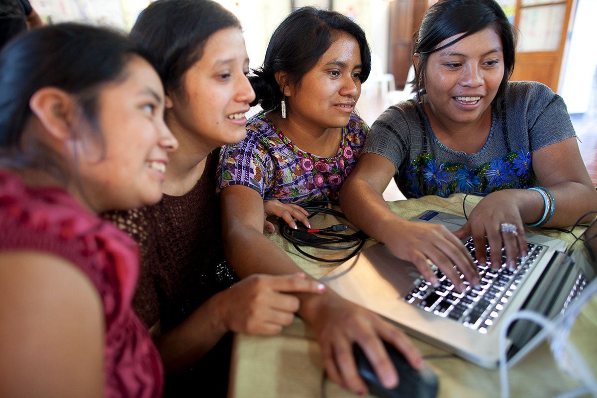 Sous le thème « Pour un monde digital inclusif : innovation et technologies pour l’égalité des sexes », la célébration de la Journée internationale des femmes 2023 par les Nations Unies mettra en évidence la nécessité de technologies inclusives et transformatrices et d’une éducation numérique. Photo : Fonds d’affectation spéciale des Nations Unies/Phil Borges