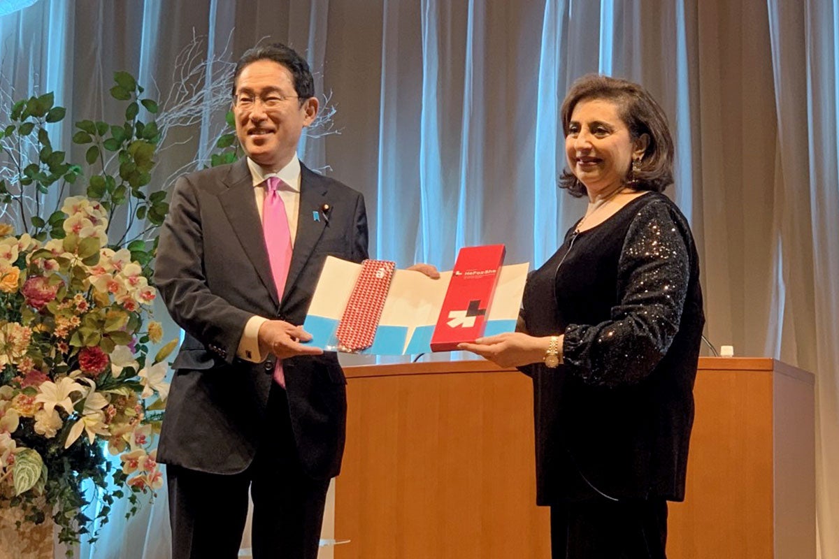 At the opening of the World Assembly for Women in Tokyo, Japan, UN Women Executive Director Sima Bahous recognizes Japan's Prime Minister Kishida as a HeForShe Champion. Photo: UN Women