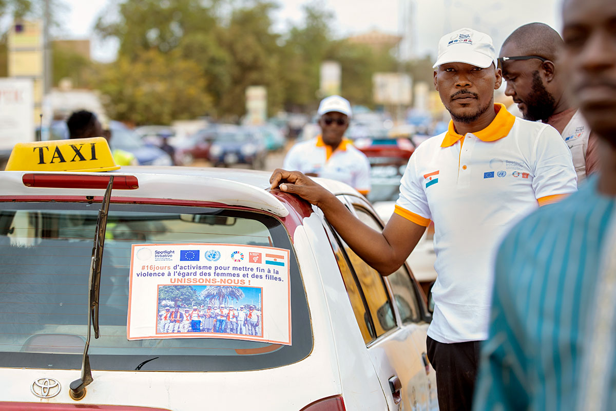 In Niger, 50 male taxi drivers criss-crossed the city of Niamey in an awareness-raising caravan. Photo: UN Women/David Azria
