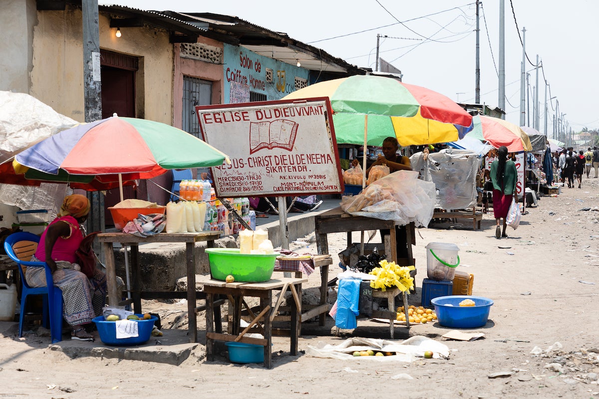 Many women work in precarious conditions at the Mont Ngafula market in Kinshasa. Photo: UN Women/Yulia Panevina