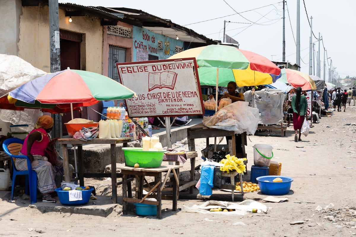 Many women work in precarious conditions at the Mont Ngafula market in Kinshasa. Photo: UN Women/Yulia Panevina 