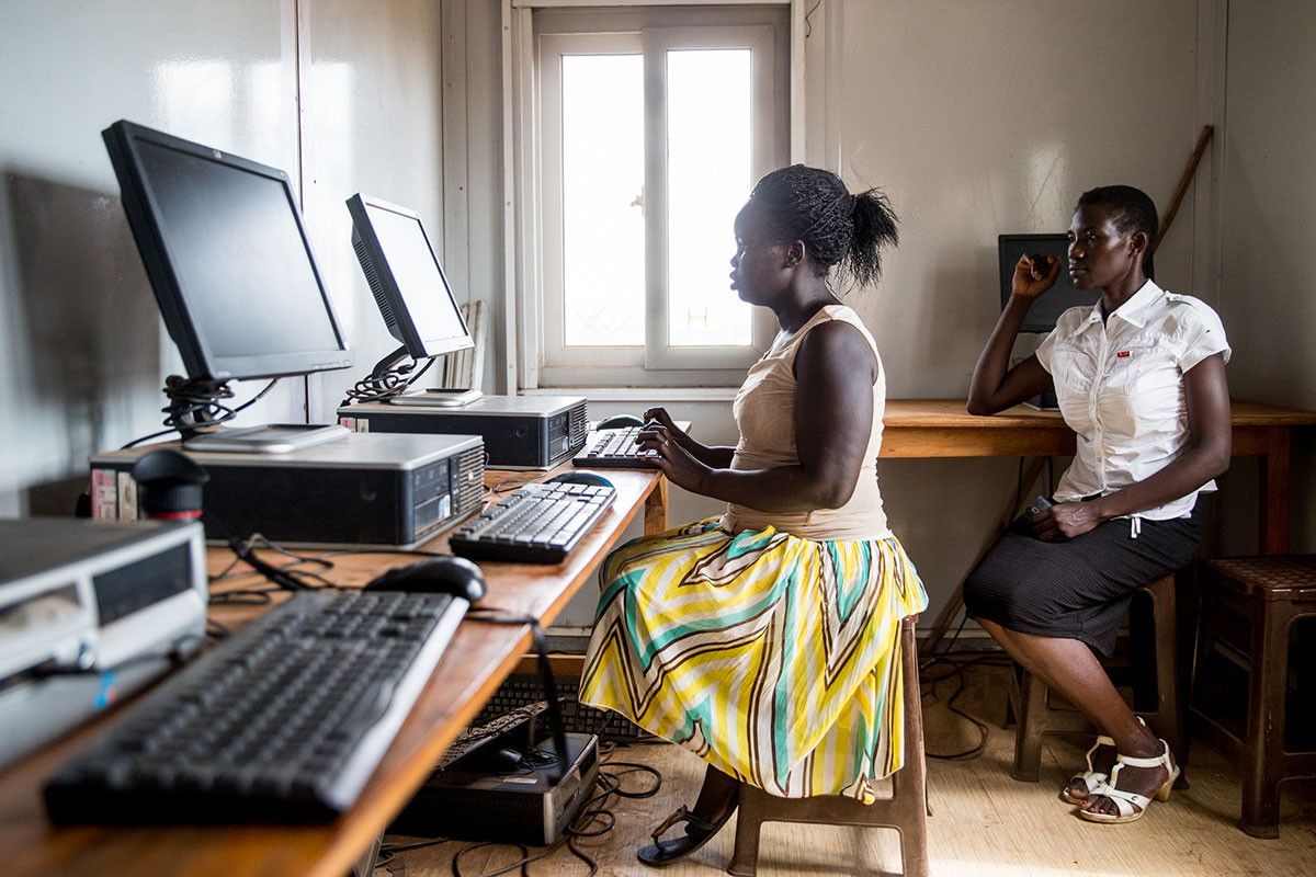 En 2016, ONU Mujeres proporcionó capacitación informática a 576 mujeres y niñas y 384 niños de Juba, Sudán del Sur. "Mi vida ha cambiado desde que hice aquel curso", afirma Mary, que aparece en la foto. "Ya era matrona en un centro clínico. Ahora uso el ordenador para acceder en línea a programas para matronas". Fotografía: UNMISS/JC McIlwaine 