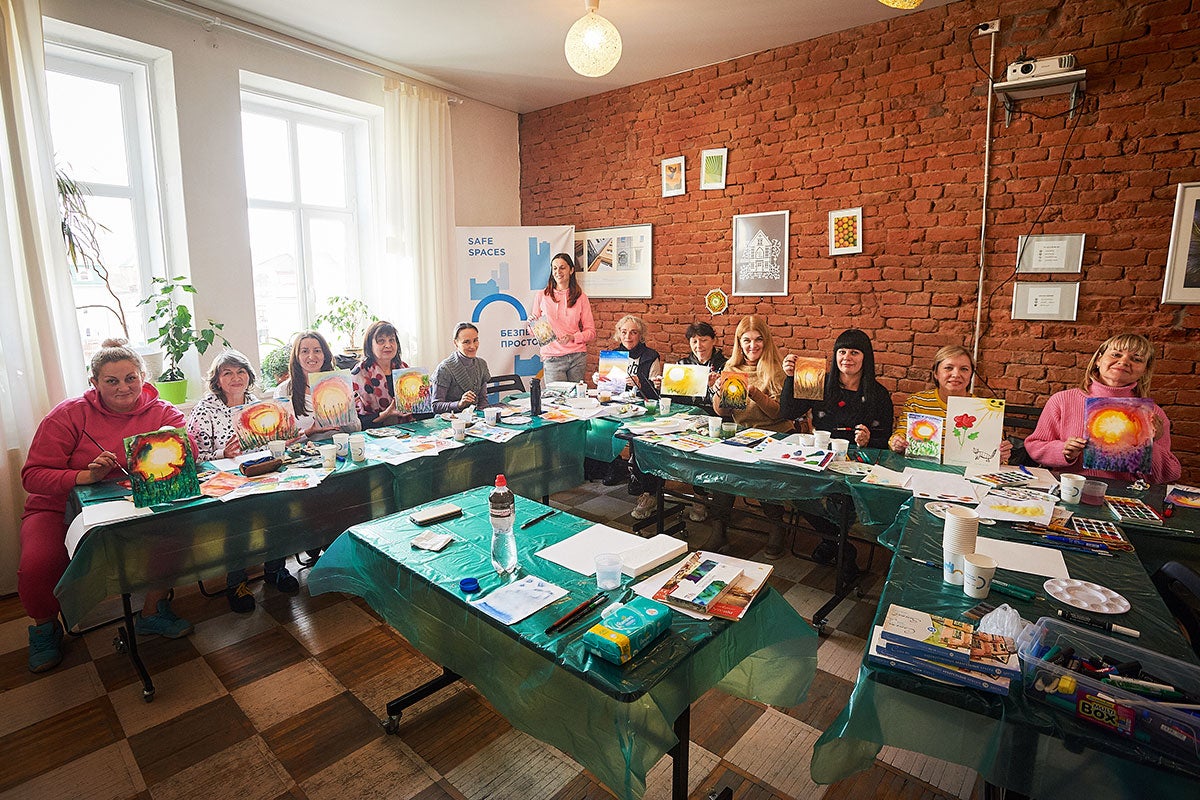 Women share their creative pieces during an art therapy session provided under the Ukraine Safe Spaces for Women pilot project. Photo: NGO D.O.M.48.24/Ivano-Frankivsk 