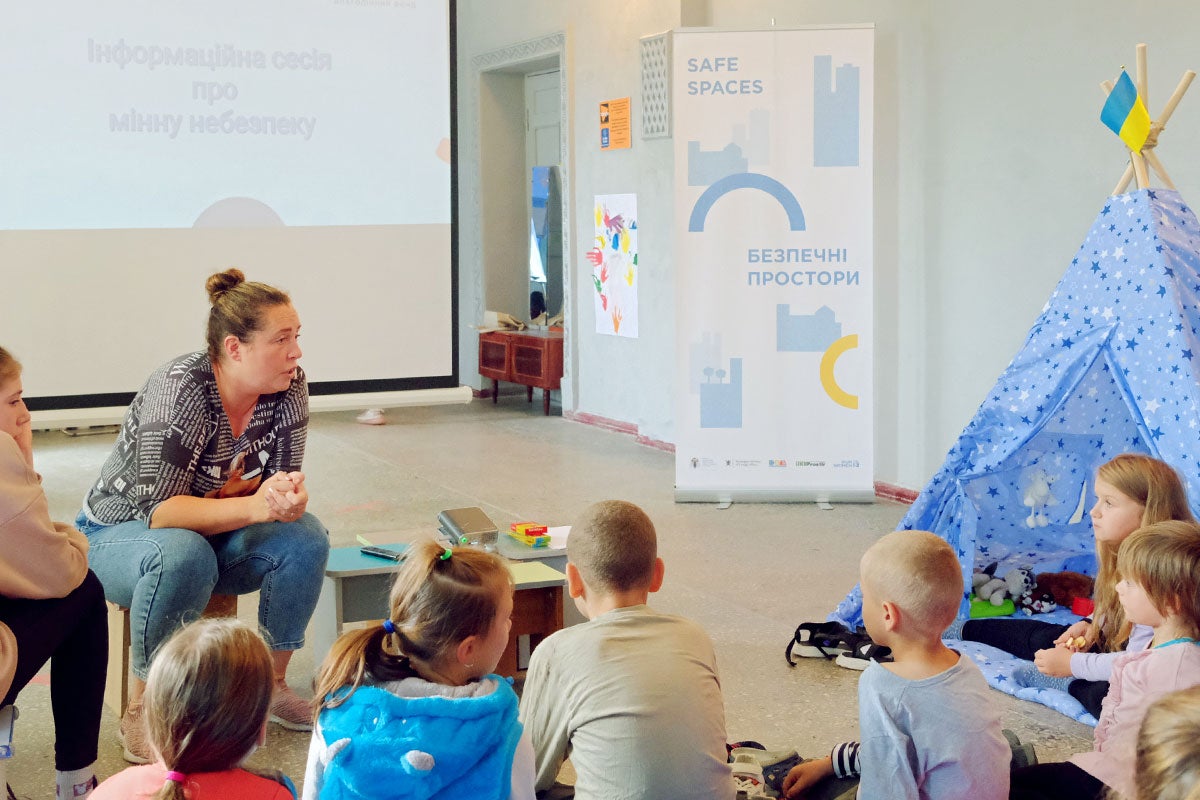 Dedicated child-friendly spaces allow women to access a range of services to meet their needs, while their children receive care. Photo: Mykola Kolodiazhnyi, NGO UkrProstir/Zaporizhzhia 