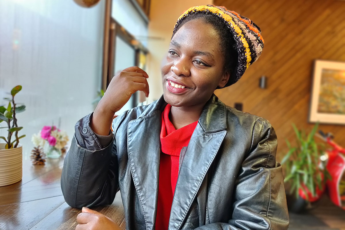 Esther Mwema est une jeune zambienne de 28 ans, spécialiste des inégalités numériques et fondatrice de Digital Grassroots. Photo gracieuseté d’Esther Mwema.