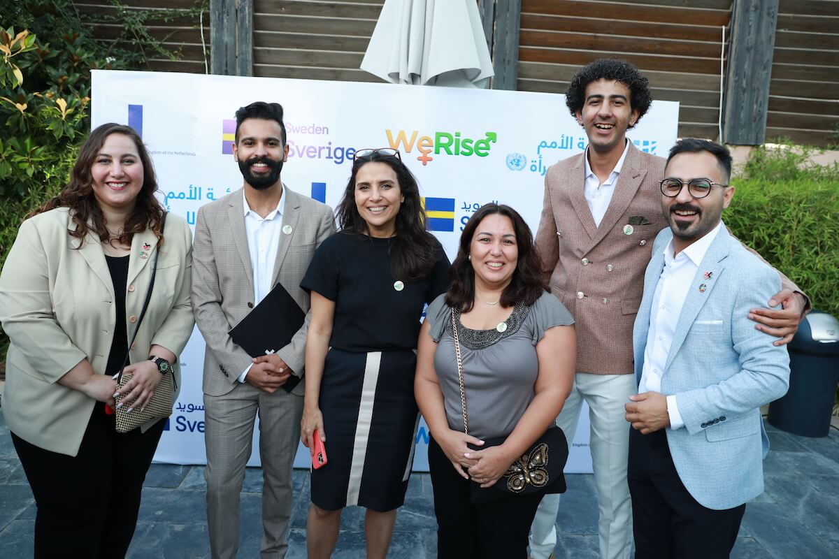 L’équipe qui a organisé le lancement de l’application WeRise, de gauche à droite : Mays Al-Shoubaki, coordinatrice du mouvement Arabic HeForShe ; Laith Abu Taleb, co-développeur de WeRise ; Susan Michael, directrice du Bureau régional d’ONU Femmes pour les États arabes ; Conseillère en communication internationale du Bureau régional d’ONU Femmes pour les États arabes ; Mahmoud Zeyada, assistant en communication du Bureau régional d’ONU Femmes pour les États arabes ; Ibrahim Kollab, coordinateur adjoint du m