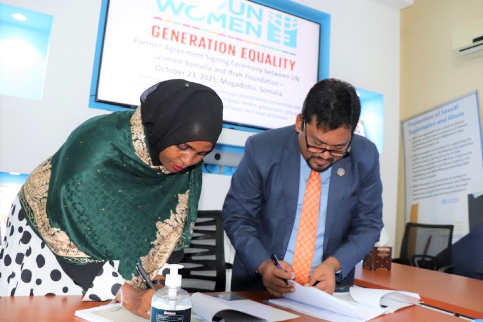 Ifrah Ahmed, Founder and Executive Director of Ifrah Foundation and Sadiq Syed, Country Program Manager of UN Women Somalia, sign a partnership agreement in October 2021. Photo: UN Women