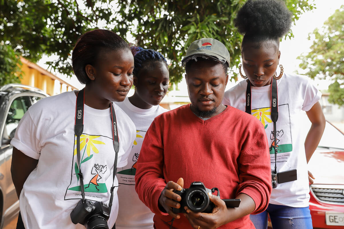 Photographer and Envisioning Resilience facilitator Francis Kokoroko in a hands-on session with participants at a workshop on photography and climate change adaptation in Tamale, Ghana (from left to right: Jennifer Atinyo, Dorcas Abban, Francis Kokoroko, Belinda Alhassan). Photo: Dennis Nipah