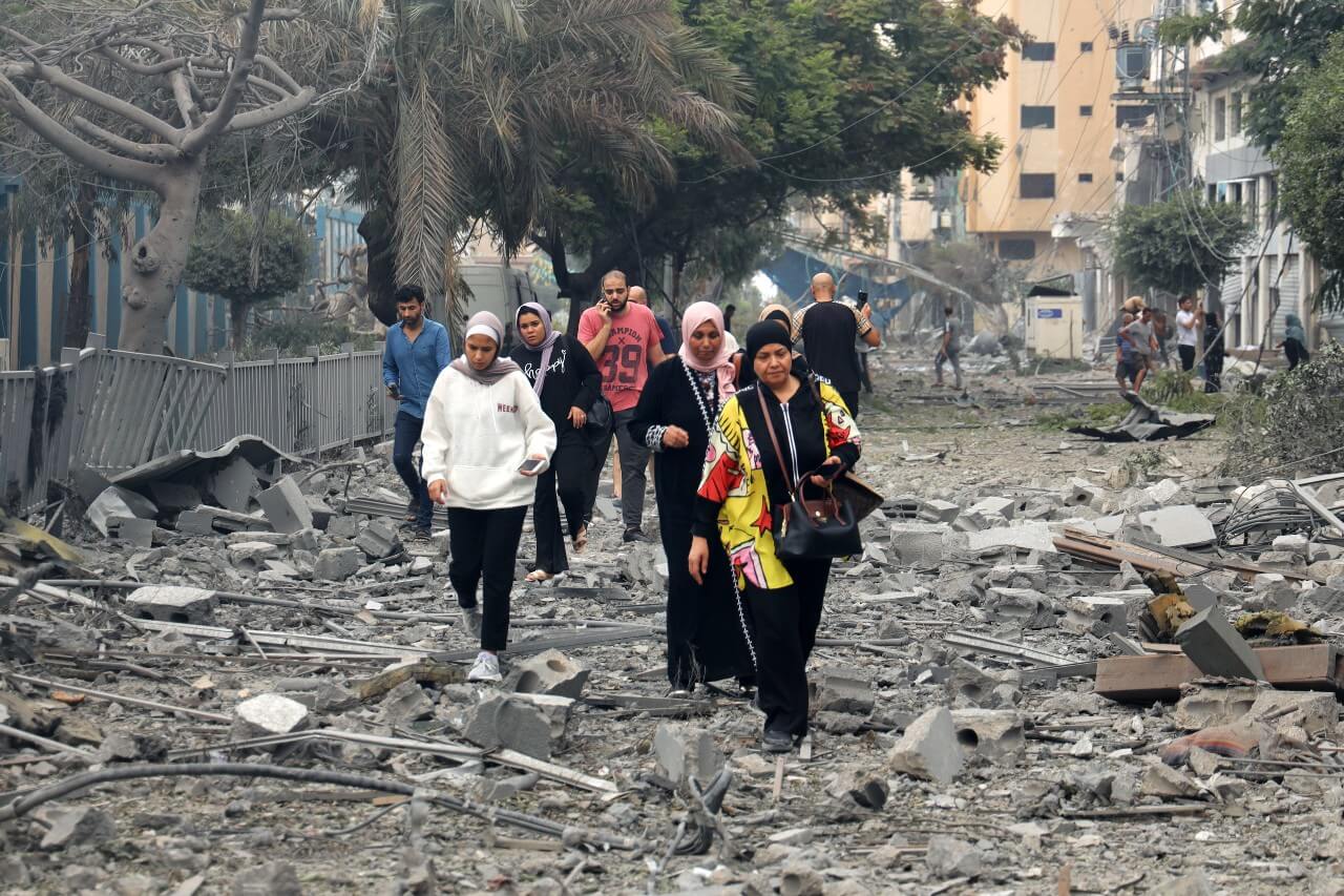 Amid relentless violence, families flee their shattered homes in Tal al-Hawa neighbourhood, seeking refuge in the southern Gaza Strip, 10 October 2023. Photo: UNICEF/Eyad El Baba.