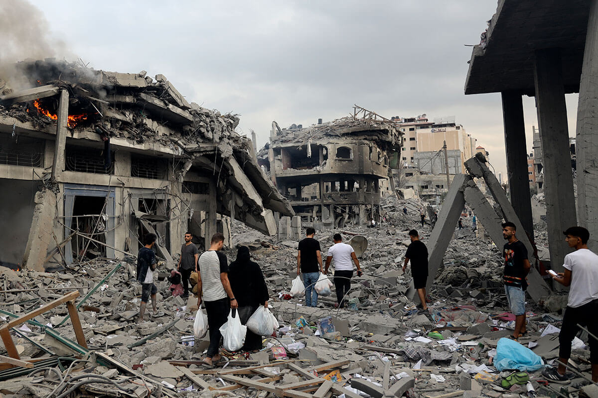 Families flee their shattered homes in Tal al-Hawa neighbourhood in Gaza city. Photo: UNICEF/Eyad El Baba.