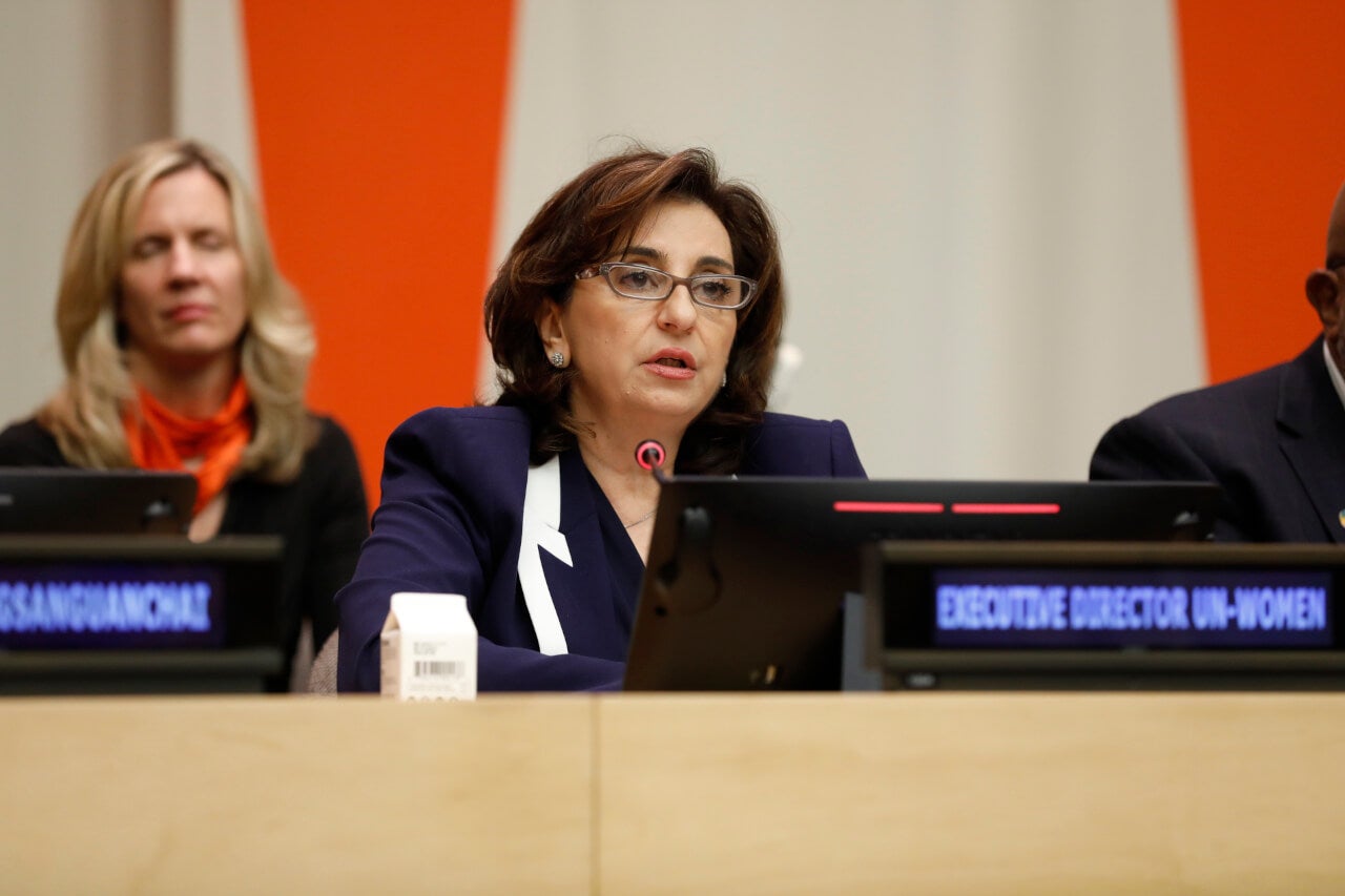 La Secretaria General Adjunta de las Naciones Unidas y Directora Ejecutiva de ONU Mujeres, Sima Bahous, pronuncia el discurso de apertura en la conmemoración oficial de las Naciones Unidas del Día Internacional de la Eliminación de la Violencia contra las Mujeres, sede de las Naciones Unidas, 22 de noviembre de 2023. Foto: ONU Mujeres/Ryan Brown.