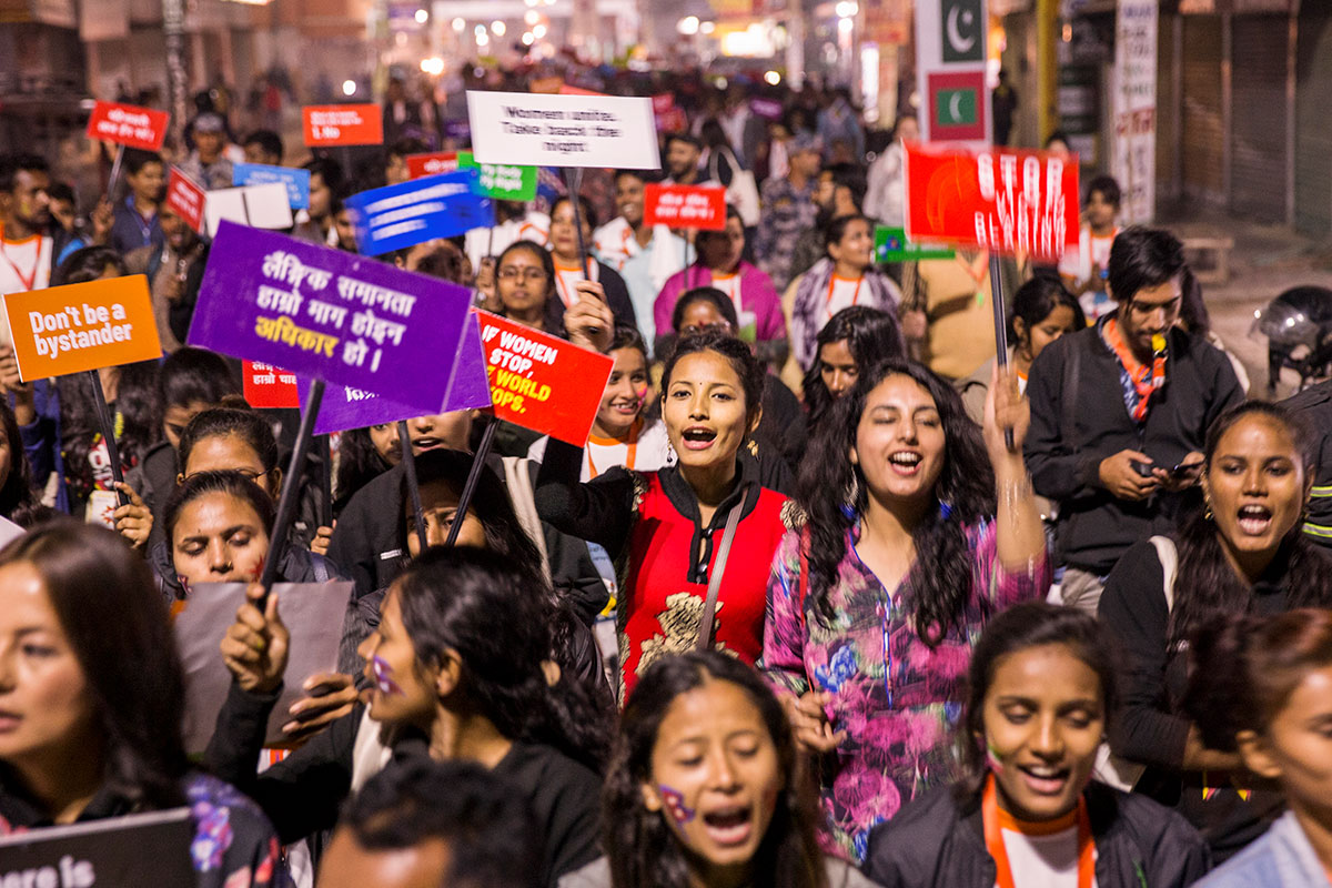 Cientos de personas se congregan en Janakpur (Nepal), en 2019 para participar en una marcha y cantar consignas con el fin de llamar la atención sobre la necesidad de reclamar derechos de las mujeres y acceso a espacios públicos seguros.