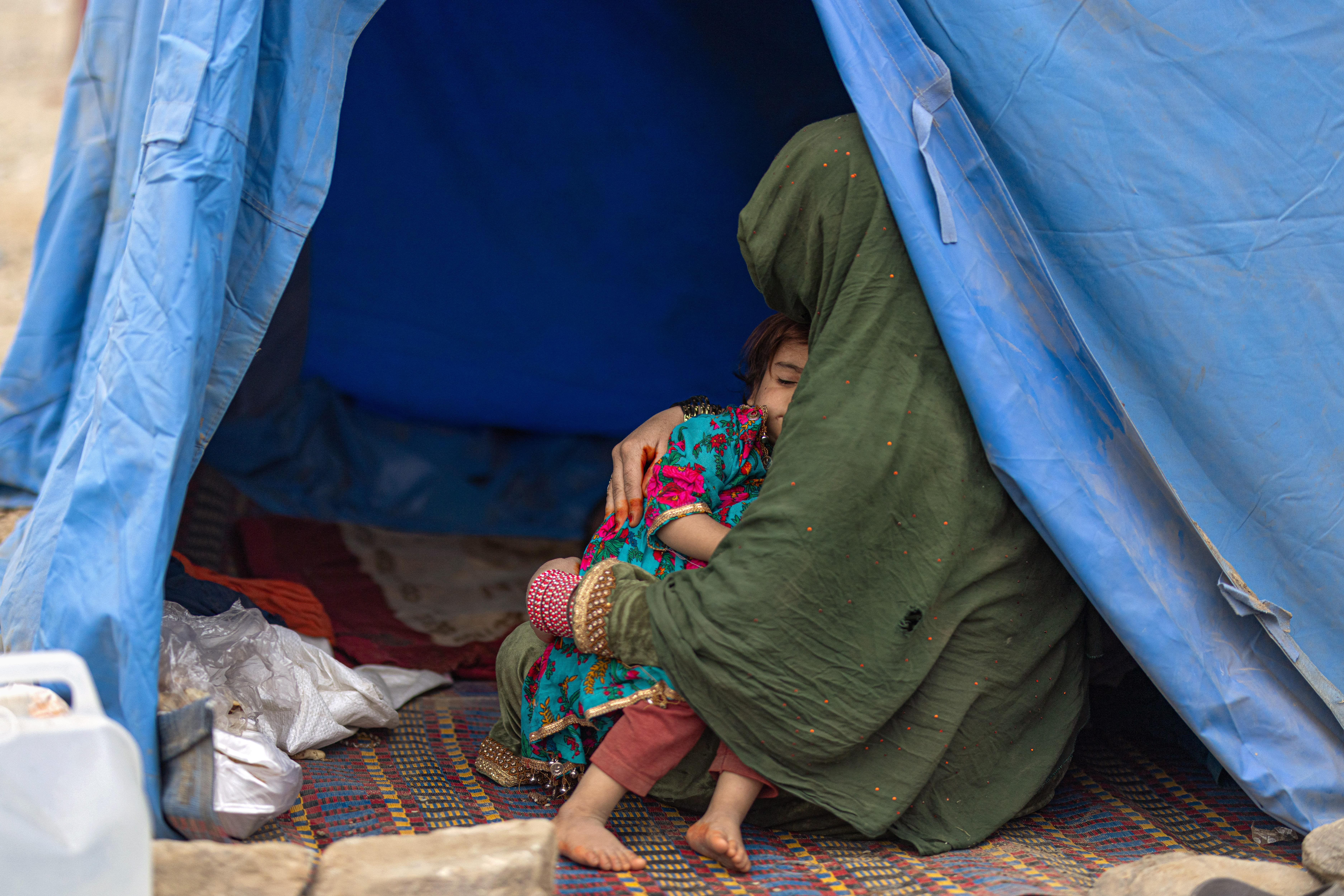 A woman and her child are seen at the Torkham crossing point in November 2023. 