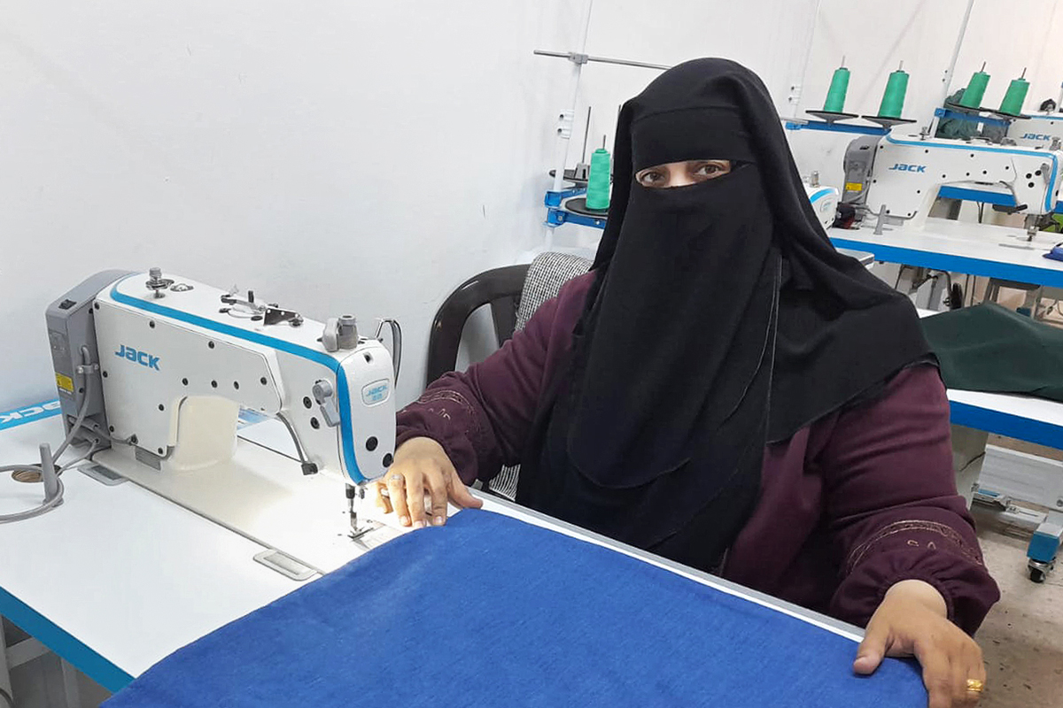 Azhar Riyati, una mujer jordana que tiene seis hijas e hijos, trabaja ahora como formadora en una de las instalaciones del Centro Oasis.