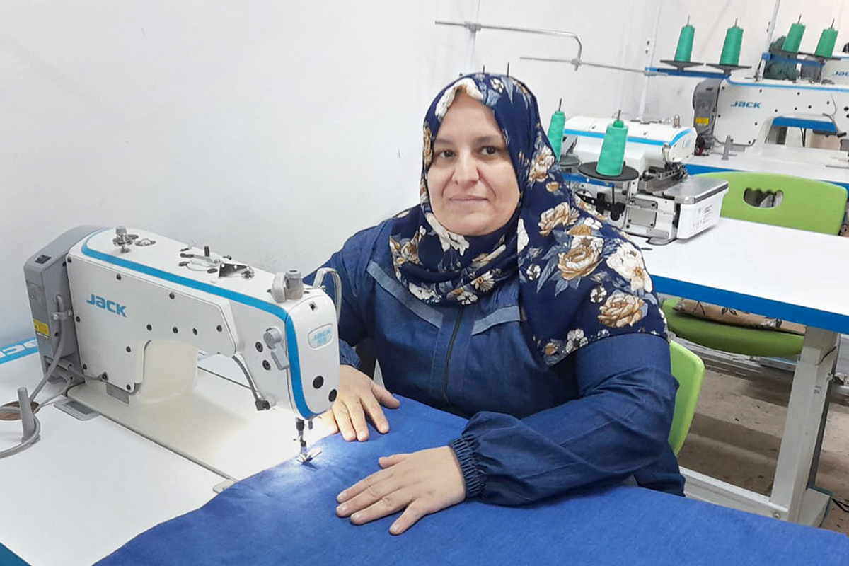 Mariam Al-Gharableh, una mujer jordana viuda que tiene cuatro hijas e hijos, asistió a un Centro Oasis en la ciudad costera de Aqaba.