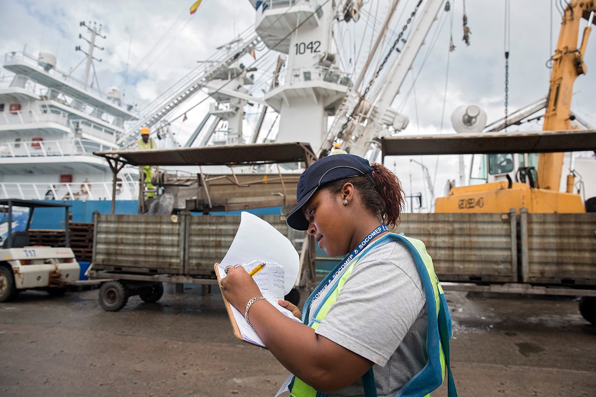 Nicole es una de las pocas mujeres que trabajan en los muelles de Port Victoria, Seychelles. Es empleada de SOCOMEP, una empresa que presta servicios al sector más importante de las Seychelles: la industria pesquera del atún.