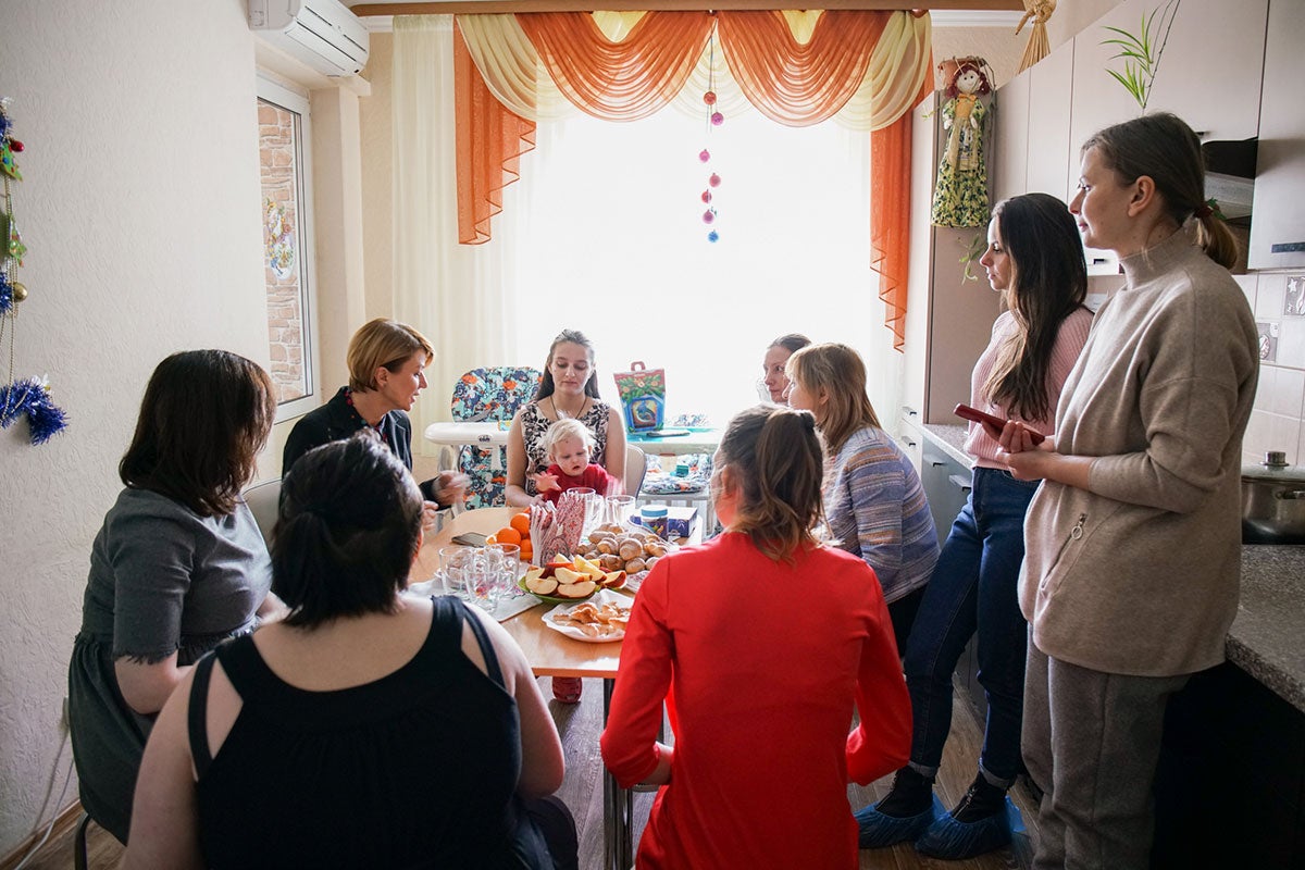 Halyna Skipálska, directora de la Fundación Ucraniana para la Salud Pública, una organización local de la sociedad civil apoyada por el Fondo para la Mujer, la Paz y la Acción Humanitaria de las Naciones Unidas y ONU Mujeres en Ucrania, presta servicios de asesoramiento a un grupo de mujeres desplazadas en uno de los centros de transición que gestiona la citada fundación en Kiev, Uzhhorod y Lviv. Foto: cortesía de Halyna Skipálska.