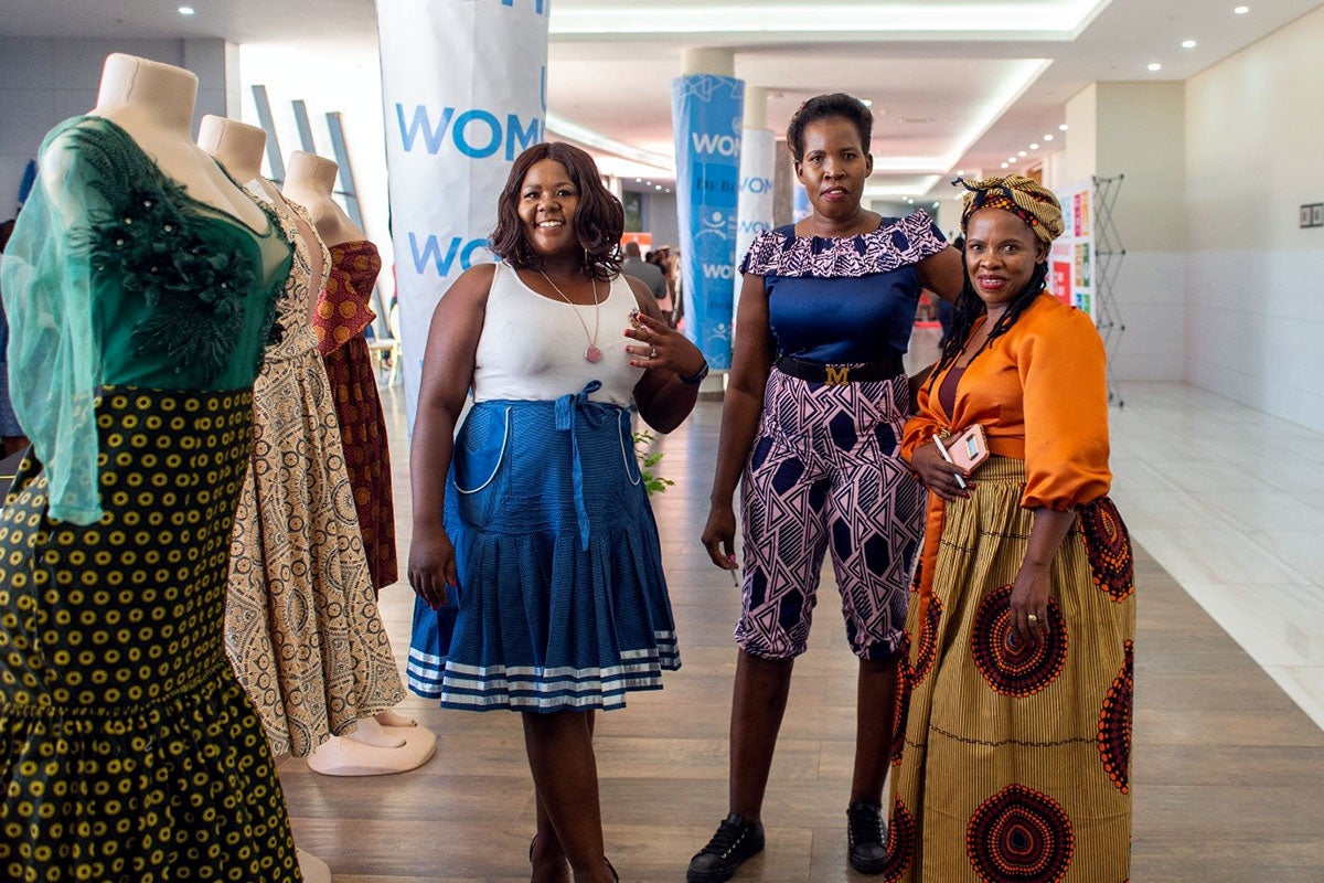 Varias participantes en el programa Impulsar las Microempresas Gestionadas por Mujeres muestran sus productos de moda en Gaborone, Botswana.