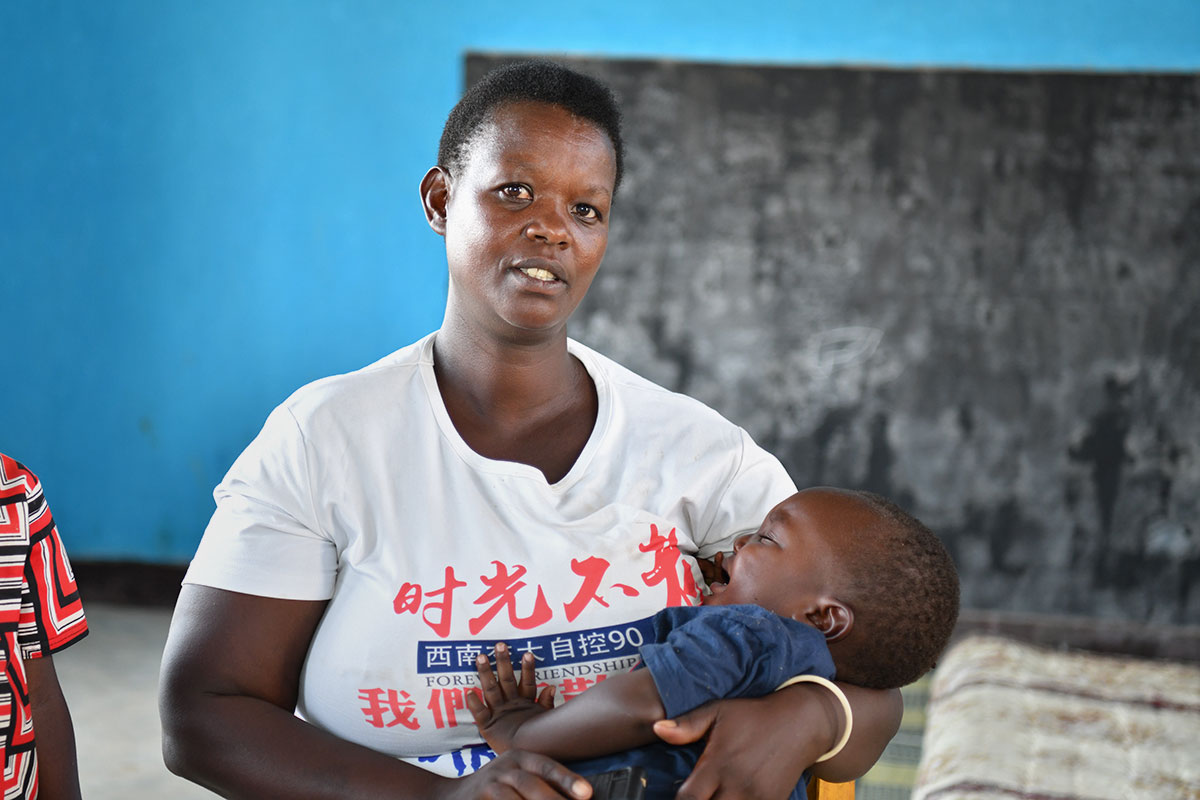 Christine Mukamana avec son plus jeune fils au centre de développement de la petite enfance dans le secteur de Munini au Rwanda. 