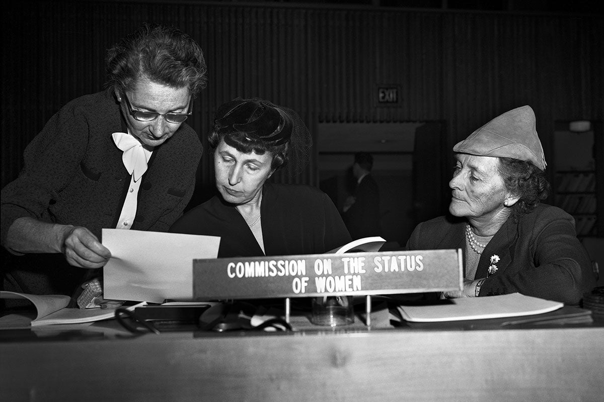 Le 18 janvier 1950, la Sous-Commission de la lutte contre les mesures discriminatoires et de la protection des minorités des Nations Unies a entendu une déclaration de Marie-Hélène Lefaucheux (France), une représentante de la Commission de la condition de la femme des Nations Unies, au sujet de la discrimination à l’égard des femmes. Peu avant le début de la réunion, Mme Lefaucheux (au centre) discute d’un document avec S. Grinberg-Vinaver.