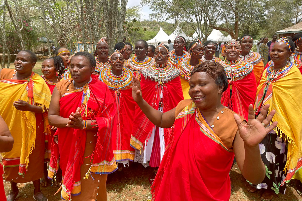 Un grupo de personas participa en las celebraciones de la firma de las declaraciones de los consejos de ancianos de las regiones kenianas de Samburu y Monte Elgon para poner fin a la práctica de la mutilación genital femenina.